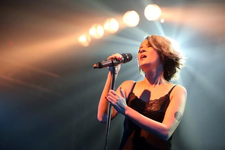 她穿着起毛球的旧衣服去参加《歌手》，真是因为缺钱了？