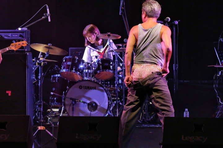 57岁陈升演唱会脱裤子引发惊叫，原来这个老流氓一点都没变