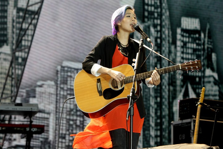 这个曾在舞台上抽烟、喝酒的女孩，告别四年后突然宣布自己怀孕了