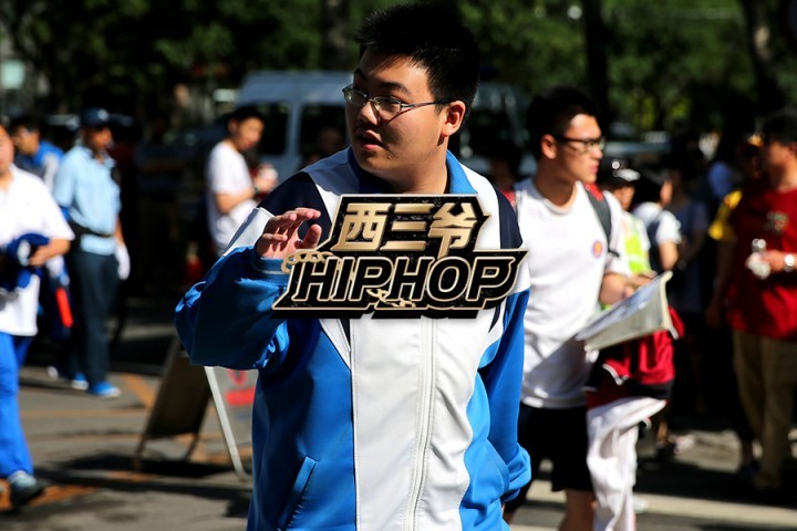 高考前一天，我妈为我求了一件紫内裤...