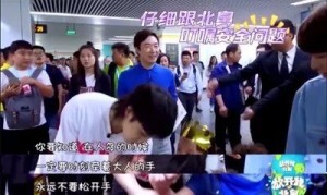 舞台上那么霸气的花花,遇上小朋友反差居然这么大!