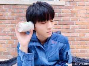 那天,我摸到了爱豆的手,亲口对他说…