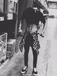 爱豆的腰,杀人的刀,我在刀下幸福地笑…