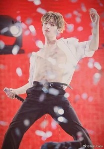 爱豆的腰,杀人的刀,我在刀下幸福地笑…