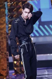 爱豆的腰,杀人的刀,我在刀下幸福地笑…