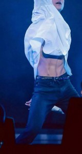 爱豆的腰,杀人的刀,我在刀下幸福地笑…