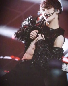 爱豆的腰,杀人的刀,我在刀下幸福地笑…