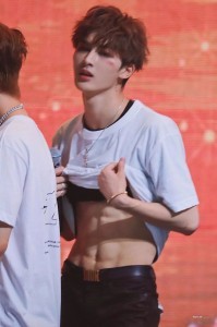 爱豆的腰,杀人的刀,我在刀下幸福地笑…