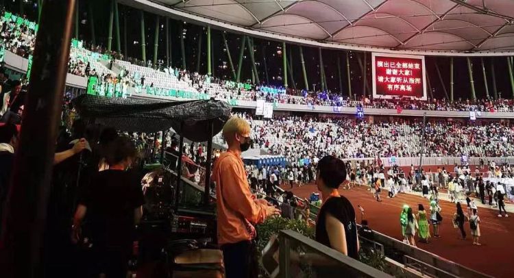 我现场看了TFBOYS灯牌大战，帝国姐姐的战斗力太强了！