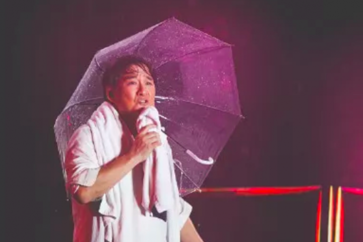 周华健商演顶着暴雨连唱10首，这样的歌手实在太敬业