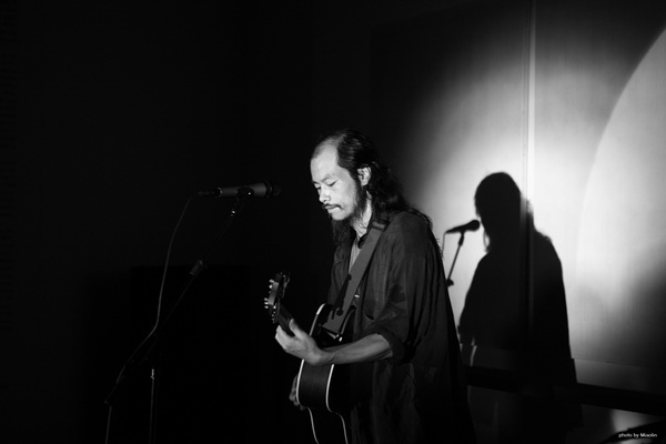 1472642916400018.jpg 这个时代里,很多人拿民谣的幌子骗钱,但zon有些人永远不会