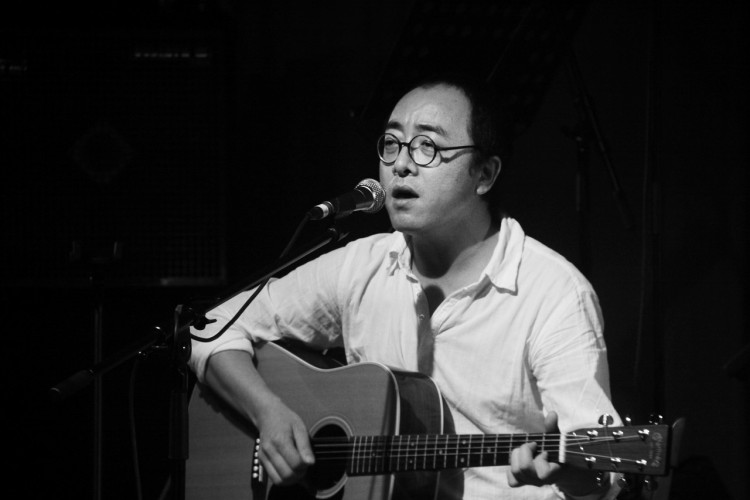 1472642916716515.jpg 这个时代里,很多人拿民谣的幌子骗钱,但zon有些人永远不会