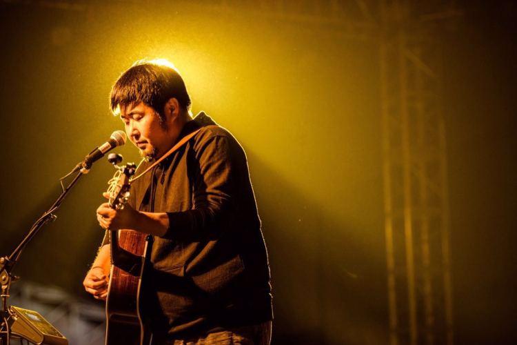 1472642917425898.jpg 这个时代里,很多人拿民谣的幌子骗钱,但zon有些人永远不会