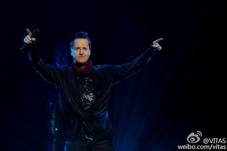 1486716887224586.jpg 横跨五个音域,被称为“宇宙来的小孩”的他,曾是全民王子,现在是儿女的专属骑士