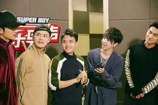 在最新出炉的快男主题曲里，华晨宇用rap怼了一把娱乐圈