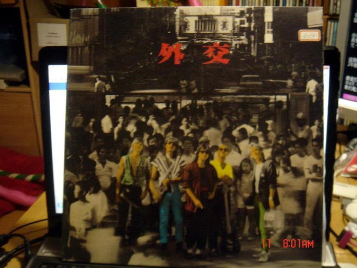 1492672386102115.jpg 他是伍佰的吉他老师,是蔡琴制作人曾经的团长,建立了三十年台湾摇滚乐的训练营