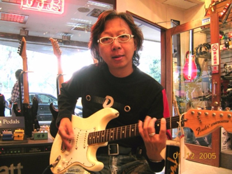 1492672386996198.jpg 他是伍佰的吉他老师,是蔡琴制作人曾经的团长,建立了三十年台湾摇滚乐的训练营