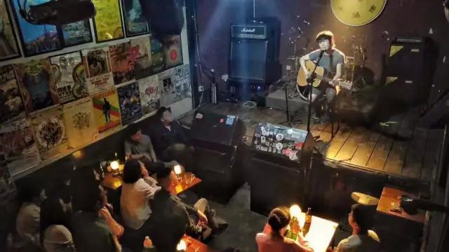 小酒馆为赵雷停业一天拍摄《成都》MV,就让时光醉倒在雷子的温情里