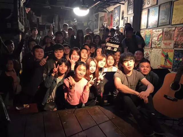 小酒馆为赵雷停业一天拍摄《成都》MV,就让时光醉倒在雷子的温情里