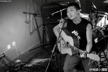 小酒馆为赵雷停业一天拍摄《成都》MV,就让时光醉倒在雷子的温情里