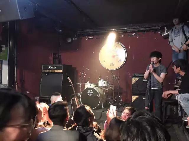 小酒馆为赵雷停业一天拍摄《成都》MV，就让时光醉倒在雷子的温情里