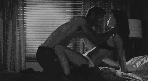 在脱掉她衣服的同时,我一个手势就关掉了这盏“碍事”的灯