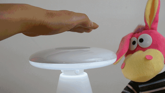 在脱掉她衣服的同时,我一个手势就关掉了这盏“碍事”的灯