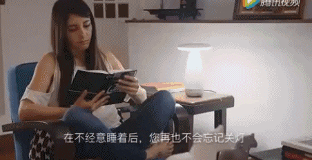 在脱掉她衣服的同时,我一个手势就关掉了这盏“碍事”的灯