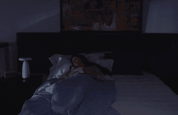 在脱掉她衣服的同时,我一个手势就关掉了这盏“碍事”的灯