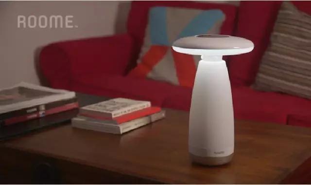 在脱掉她衣服的同时,我一个手势就关掉了这盏“碍事”的灯