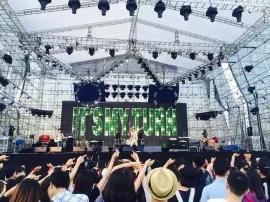 秩序混乱、阵容雷同、保安打人,你可能看了一个假音乐节!