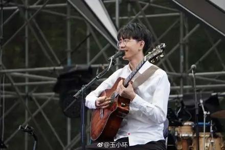 音乐节现场陈鸿宇机智回应粉丝“求婚”，新晋雨神永远一如年少模样