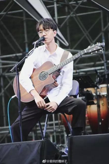 音乐节现场陈鸿宇机智回应粉丝“求婚”，新晋雨神永远一如年少模样