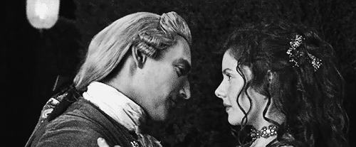 情人节只要能给她一个香喷喷的热吻,上本垒绝对不再是梦!