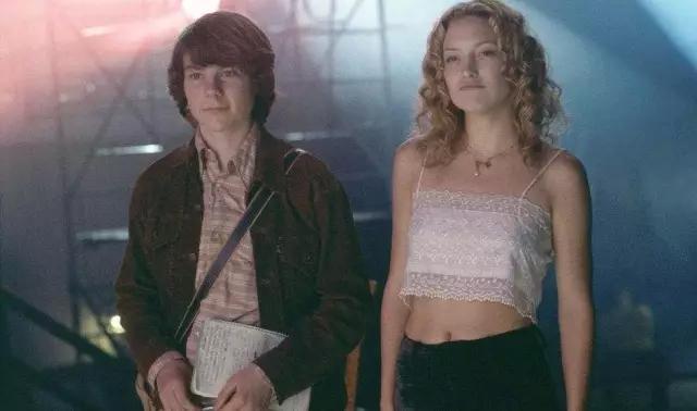 《几近成名》:摇滚乐、骨肉皮和媒体的迷失故事