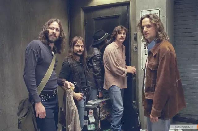 《几近成名》:摇滚乐、骨肉皮和媒体的迷失故事