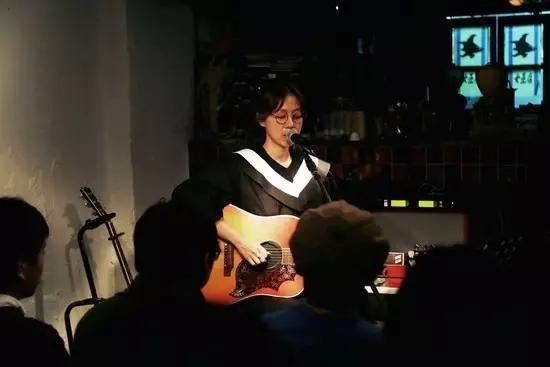 “小清新教母”陈绮贞，用少女般的声音填满我们的青春