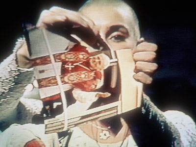 1497456298335592.jpg 她是光头女神,她敢当众撕毁教宗的照片并多次拒领格莱美奖