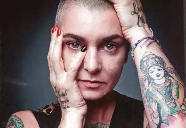 1497456298796198.jpg 她是光头女神,她敢当众撕毁教宗的照片并多次拒领格莱美奖