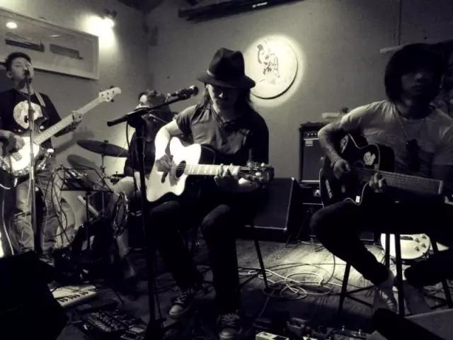 西北摇滚铁汉李夏，为了音乐远走他乡，最终得到汪峰赏识！