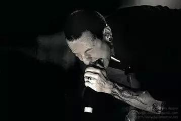 林肯公园主唱抑郁自杀:他用音乐治愈了别人,却治愈不了自己……