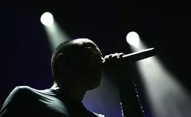 林肯公园主唱抑郁自杀:他用音乐治愈了别人,却治愈不了自己……