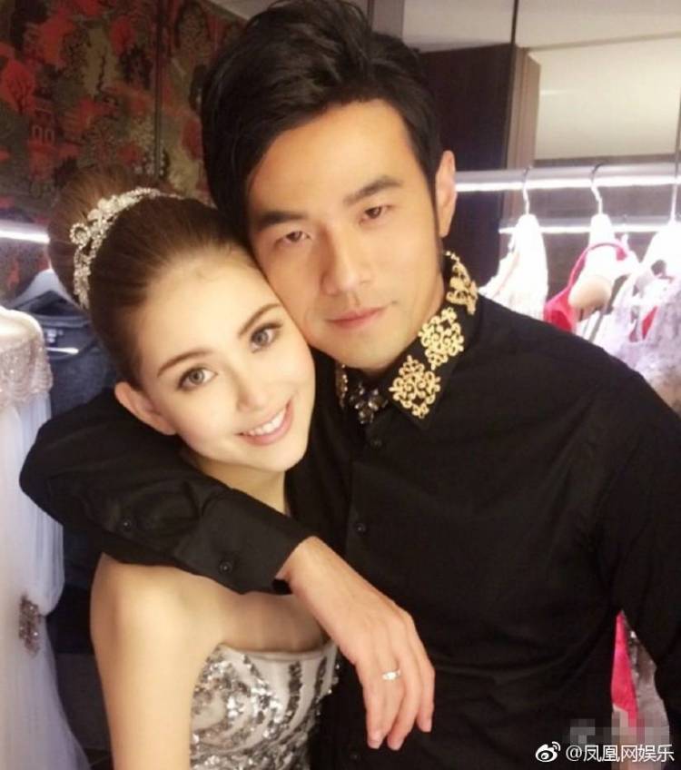 1501037369475804.jpg 周杰伦带干儿子前往昆凌投资的咖啡厅遇客满,自嘲“有点糗”