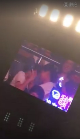 1501418962565317.jpg 演唱会歌迷嗨到激吻,Hebe以为神秘嘉宾莅临