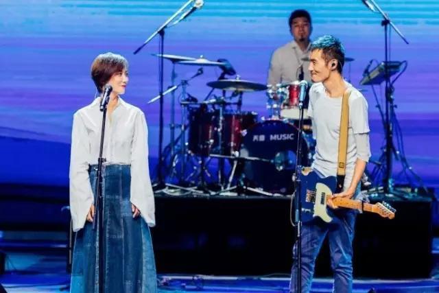 王珞丹用四种乐器演绎朴树新歌,告诉你什么叫一个人的乐队