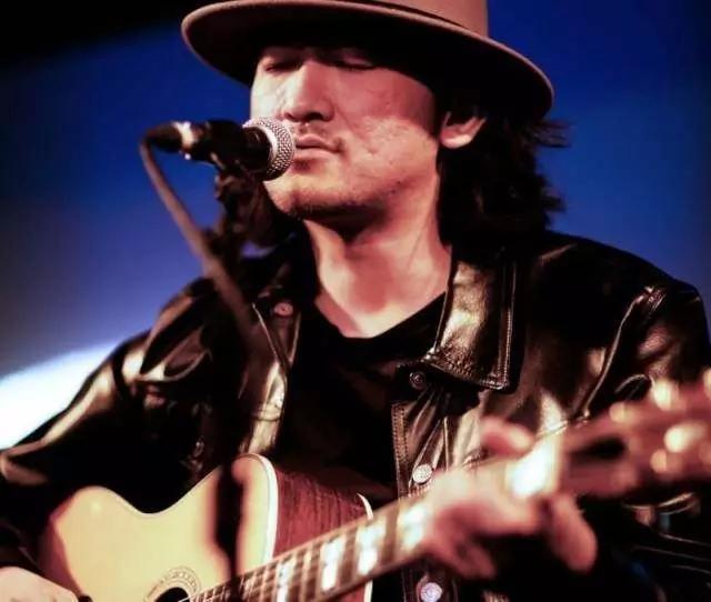 谁说民谣歌手都单枪匹马，这5个人带着乐手杀进了《中国乐队》！