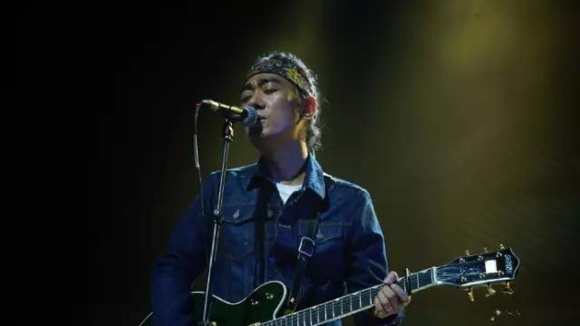 谁说民谣歌手都单枪匹马，这5个人带着乐手杀进了《中国乐队》！