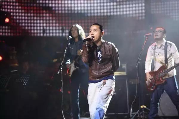 谁说民谣歌手都单枪匹马，这5个人带着乐手杀进了《中国乐队》！