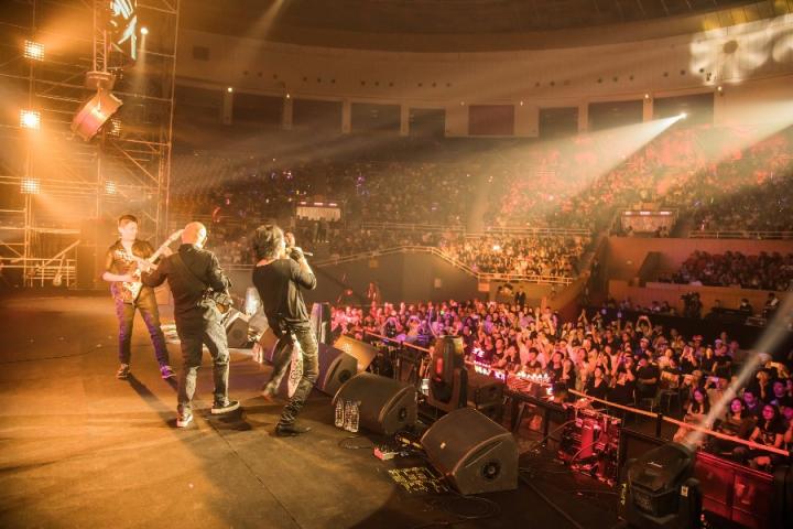 黑豹乐队30周年本色演唱会北京站落幕，歌迷起立合唱致敬