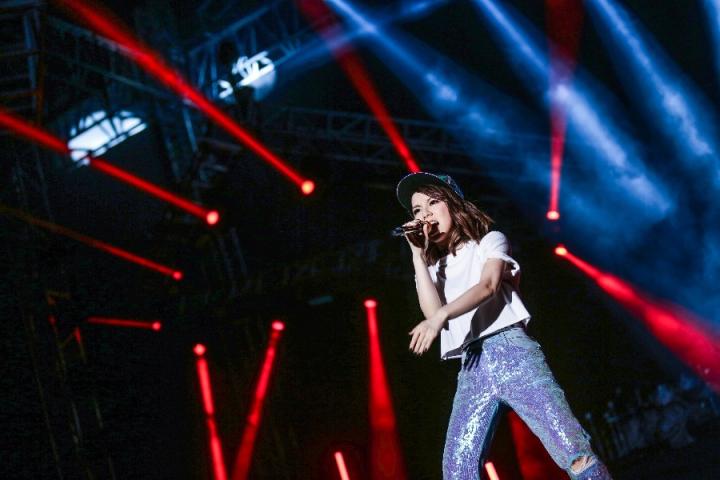 邓紫棋巡演Queen of Hearts于重庆开唱，现场为舅舅庆生